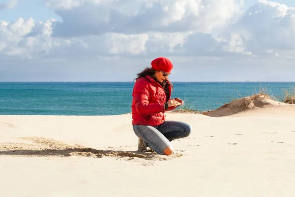Mulher Nomad Digital Praia Comprimento Completo Horizon Sobre Água Usando — Fotografia de Stock