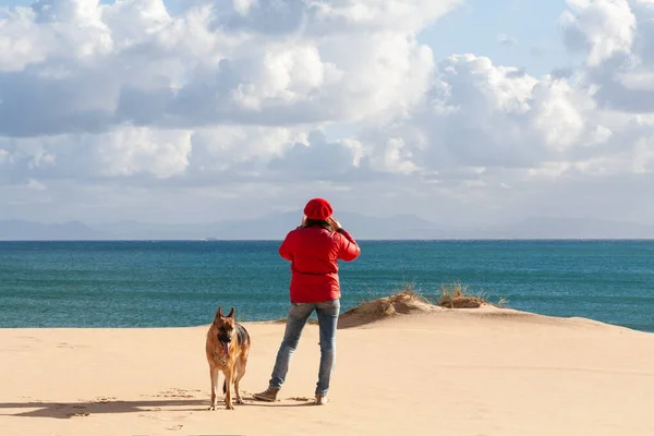 Mujer Perro Paseando Playa Arena Con Hermoso Cielo Mar Tranquilo — Foto de Stock