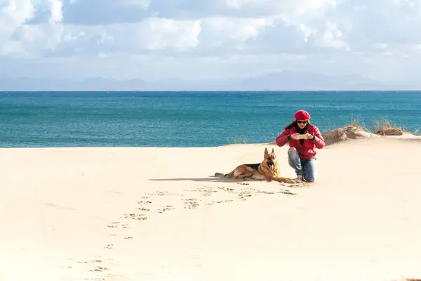 Людина Собака Пляжі Насолоджуючись Приголомшливими Прибережними Пейзажами Безтурботним Відпочинком Копійкою Ліцензійні Стокові Фото