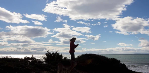 Женщина Захватывает Красоту Природы Пляже Океаном Небом Заднем Плане Тарифе — стоковое фото