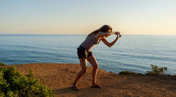 Una Mujer Fotografía Océano Desde Playa Capturando Horizonte Tierra Cielo — Foto de Stock
