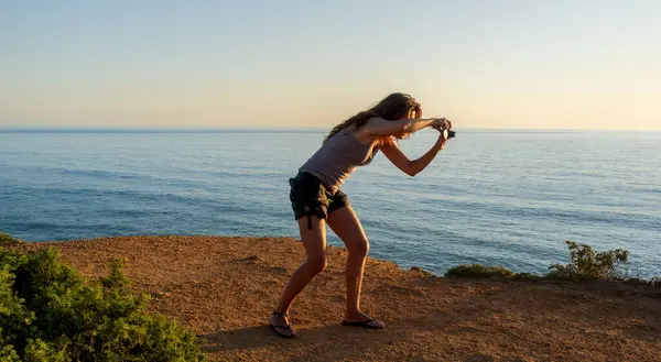 Жінка Фотографує Океан Пляжу Захоплюючи Горизонт Землю Небо Копійкою Ліцензійні Стокові Зображення