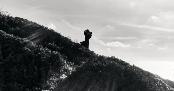 Жінка Фотограф Захоплює Монохромну Красу Гір Під Хмарним Небом Допомогою — стокове фото