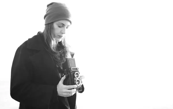 Молода Жінка Тримає Старовинну Камеру 6X6 Білому Тлі Являється Захоплення Стокове Фото
