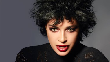 Cadılar Bayramı 'ndan esinlenilmiş bu görüntü vampir aurasıyla ürkütücü ve bireysel bir hava yayıyor. Şenlikli güzellik ve kişisel ifade arayışı için mükemmel bir proje..