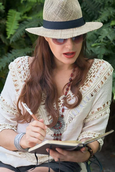 Mujer Adulta Joven Estudiando Aire Libre Cabello Suelto Sombrero Elegante —  Fotos de Stock