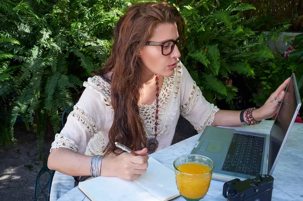 머리를 작품과 그녀의 노트북에 야외에서 그녀는 안경을 착용하고 디지털로 소통하는 — 스톡 사진