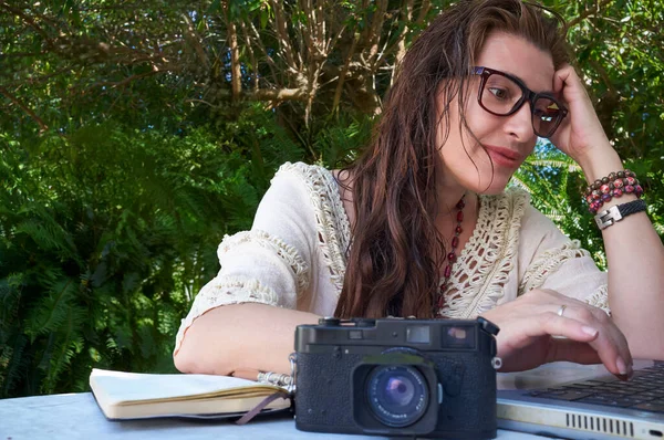 Eine Frau Mit Brille Und Retro Frisur Sitzt Draußen Mit — Stockfoto