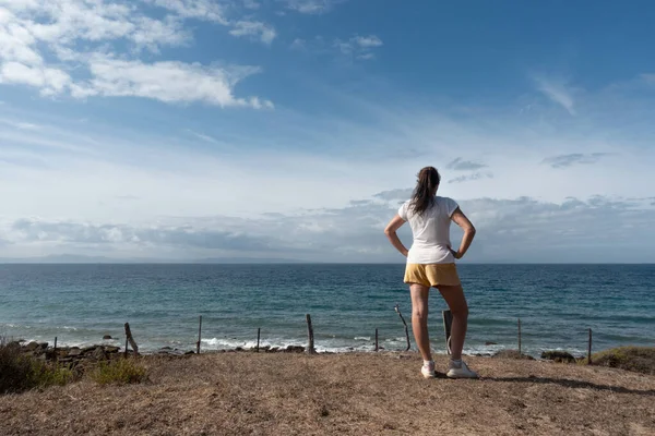 Sebevědomá Žena Pláži Užívá Chvíle Sebepéče Obklopená Přírodou Zasněným Horizontem Stock Snímky