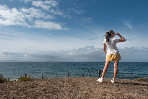 Een Zelfverzekerde Vrouw Een Strand Staart Naar Horizon Kalme Oceaan Stockfoto