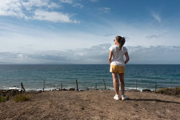 一个自信的女人在平静的海滩上享受着平静的时光 与大自然联系在一起 在宁静的风景中找到幸福 图库图片