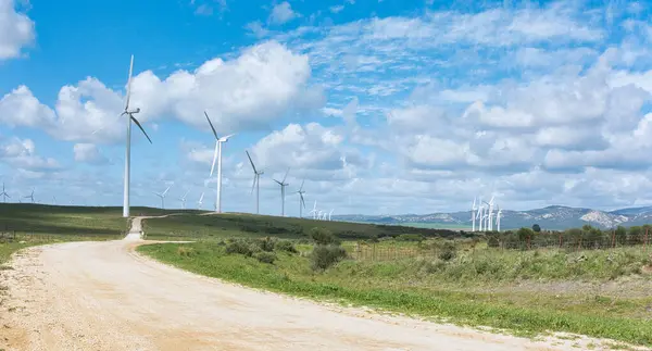 Rij Van Windmolens Tegen Een Bewolkte Lucht Met Duurzame Energie Rechtenvrije Stockafbeeldingen