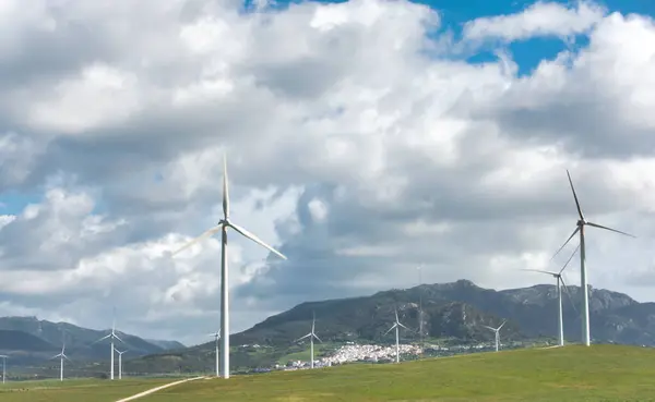 Turbinas Eólicas Ecológicas Que Geram Energia Limpa Uma Paisagem Cênica — Fotografia de Stock