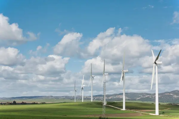 具有自然景观风车的可再生能源概念 象征清洁电力和生态友好型技术 — 图库照片
