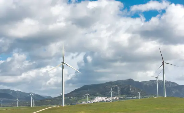 Eco Friendly Wind Turbines Generating Clean Energy Scenic Landscape Mountains Imagens De Bancos De Imagens Sem Royalties