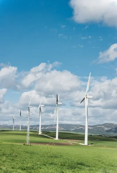 Fila Turbinas Eólicas Contra Cielo Azul Claro Que Representa Energía Imagen de stock