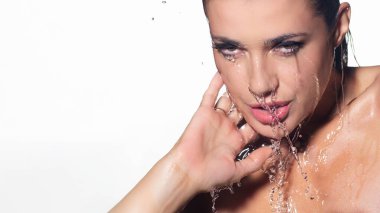 Kusursuz cildinin üzerine su dökülen muhteşem bir güzellik modeli. Güzellik kavramları, cilt bakımı ve su geçirmez makyaj. Kopya alanı ile beyaz arkaplanda izole.