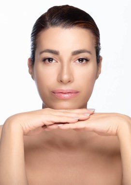 Doğal görünüşü olan, cilt bakımı reklamları ya da kozmetoloji promosyonları için mükemmel bir orta yaşlı kadın. Beyaz bir arkaplanda izole edilmiş.