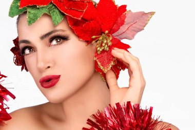 Puantiyeli aksesuarlı ve cesur bir bayram makyajlı kadın portresi. Görüntü Noel ruhunu ve cazibesini çağrıştırıyor. Yaratıcı kullanım için kopyalama alanı ile izole edilmiş.