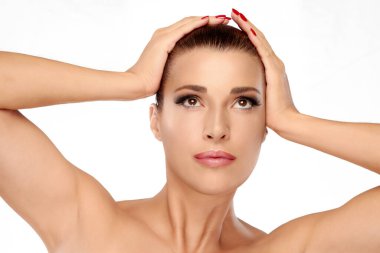 Zarif bir modelin portresi kusursuz makyaj ve çarpıcı tırnak sanatı. Sakin ifade ve yumuşak arka plan güzelliği ve kozmetiği vurguluyor. Kopyalama alanı ile izole edilmiş.