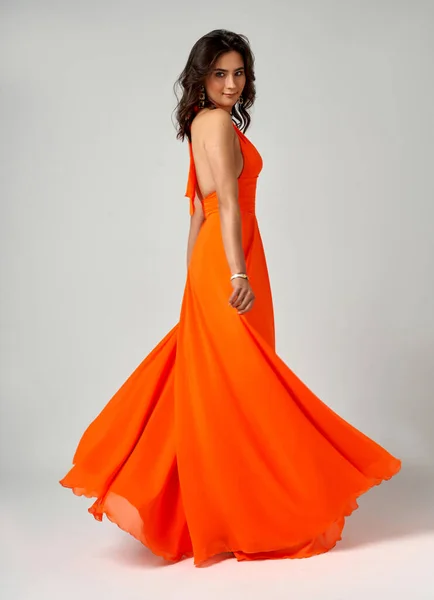 Sexy Model Mode Orange Dress Atas Gray Latar Belakang — Stok Foto