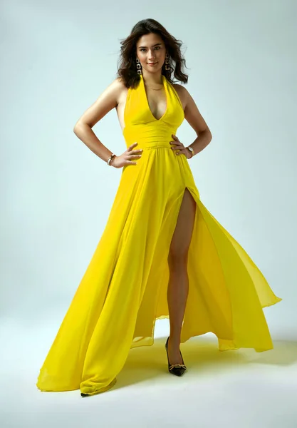 Sexy Fashion Model Yellow Dress Wavy Hair Style Shows Leg — Stok Foto