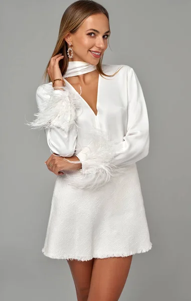 Retrato Mulher Loira Feliz Usar Roupas Brancas Com Cabelos Longos — Fotografia de Stock