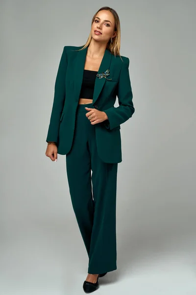 Fashionable Elegan Wanita Mengenakan Pakaian Bergaya Selendang Lapel Blazer Dan — Stok Foto