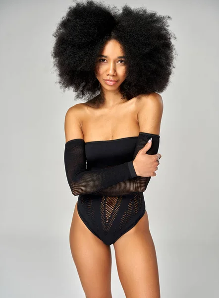 Mooi Afrikaans Amerikaans Meisje Met Een Afro Kapsel Dragen Ondergoed — Stockfoto