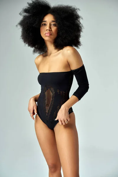 Σέξι Αφροαμερικανίδα Αφρο Χτένισμα Φοράει Μαύρο Κοστούμι — Φωτογραφία Αρχείου