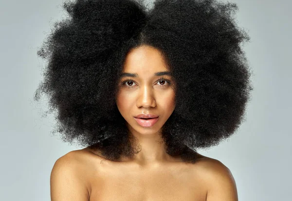머리가아 스타일인 아름다운 아프리카계 여자의 — 스톡 사진