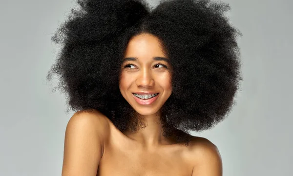 Portret Van Mooi Afrikaans Amerikaans Meisje Met Beugels Tanden Afro — Stockfoto