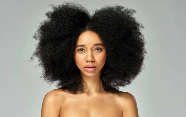 Portret Van Mooi Afrikaans Amerikaans Meisje Met Een Afro Kapsel — Stockfoto