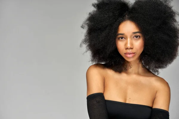 Portré Gyönyörű Afro Amerikai Lány Afro Frizura — Stock Fotó