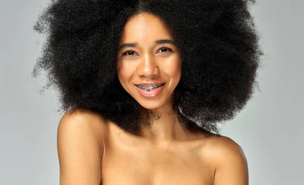 Portrait Belle Fille Afro Américaine Avec Des Bretelles Sur Les — Photo