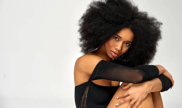 Modeporträt Eines Afrikanisch Amerikanischen Mädchens Mit Afro Frisur Und Kopierraum — Stockfoto