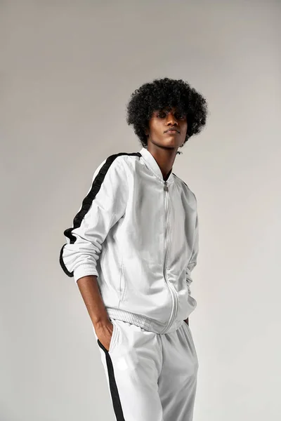 Retrato Homem Negro Moda Traje Branco — Fotografia de Stock