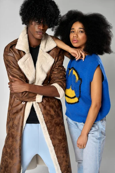 Portret Afrykańskiej Pary Amerykańskiej Nosić Stylowe Ubrania 90S Mody Afro — Zdjęcie stockowe