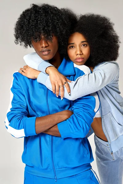 Afrikanska Amerikanska Par Stiliserade För Talet Med Afro Frisyr Isolerad — Stockfoto