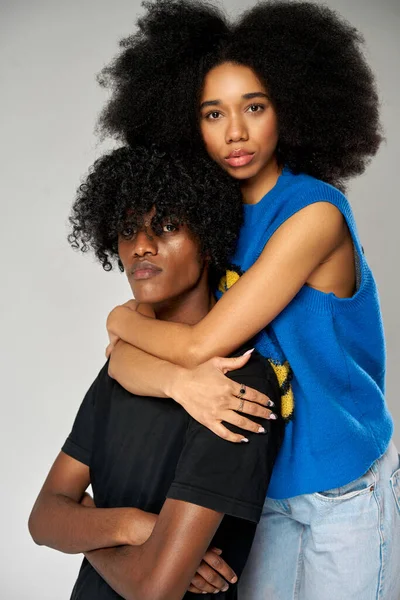 Portretul Unui Cuplu Afro American Iubitor Fundal Gri — Fotografie, imagine de stoc