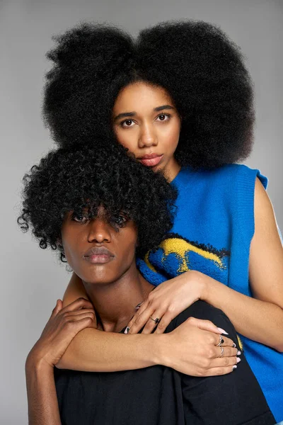 Portretul Unui Cuplu African American Fundal Gri — Fotografie, imagine de stoc