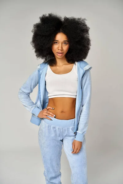 Vacker Afrikansk Amerikansk Flicka Med Afro Frisyr Bära Blå Velour — Stockfoto
