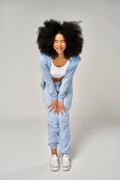 Αστεία Όμορφη Αφροαμερικανή Κοπέλα Αφρο Χτένισμα Φορούν Μπλε Βελούδινη Φόρμα — Φωτογραφία Αρχείου