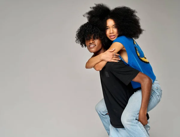 Portret Van Mooi Afrikaans Amerikaans Paar Hebben Plezier Terwijl Man — Stockfoto