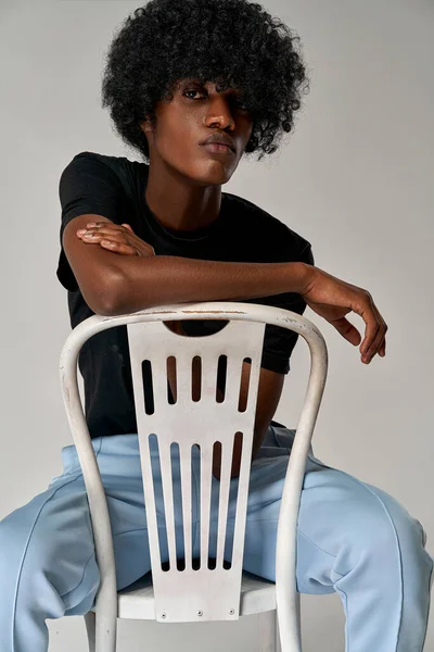 Retrato Hombre Negro Guapo Sentado Silla — Foto de Stock