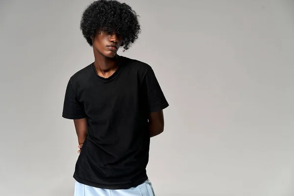 Potret Tampan African American Pria Mengenakan Hitam Shirt Terisolasi Pada — Stok Foto