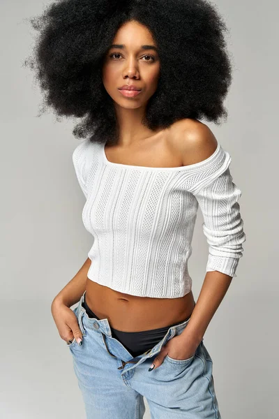 Attraktive Afrikanisch Amerikanische Mädchen Mit Einer Afro Frisur Isoliert Auf — Stockfoto