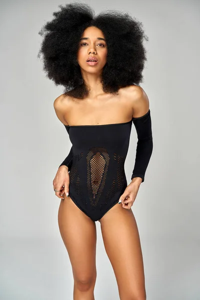 Moda Zdjęcie Afrykańskiej Dziewczyny Afro Fryzura Nosić Czarny Siatkowy Body — Zdjęcie stockowe
