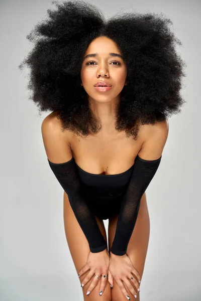 Portré Gyönyörű Afro Amerikai Lány Afro Frizura Viselni Fekete Testruha Stock Kép