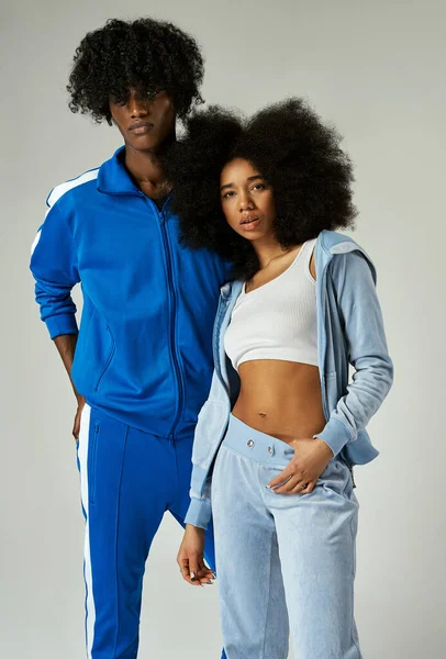 Couple Afro Américain Stylisé Pour Les Années Avec Coiffure Afro Image En Vente